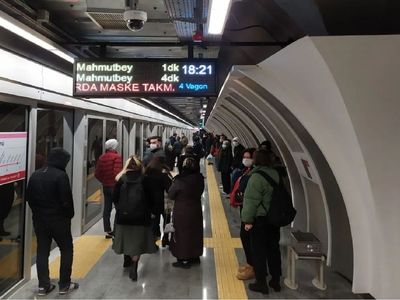 İstanbullular güne arızayla uyandı: Yıldız-Mahmutbey metro hattında seferler aksadı