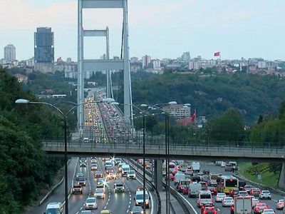 İstanbullular ömürlerini trafikte bitiyor! 3,5 yılınız tamamen yollarda geçiyor!