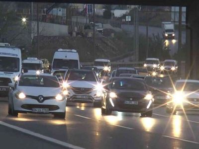 İstanbullular şehri terk etmeye başladı! Bağlantı noktalarında uzun kuyruklar oluşuyor! İstanbul anlık trafik durumu