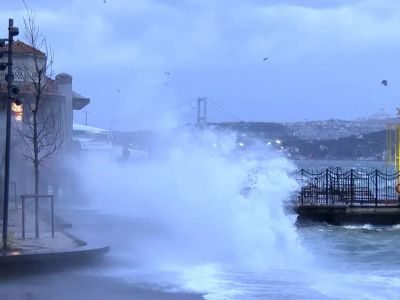 İstanbul’u Fırtına Vurdu: Çatılar Uçtu, Ağaçlar Devrildi, Seferler Durduruldu