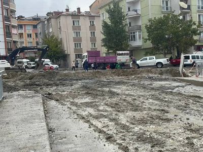 İstanbul’u sağanak yağış vurdu: Dere taştı istinat duvarı yıkıldı