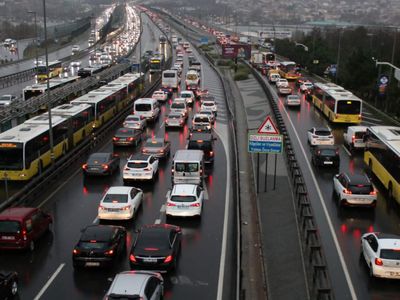 İstanbul’u sağanak yağış vurdu: Trafik felç oldu
