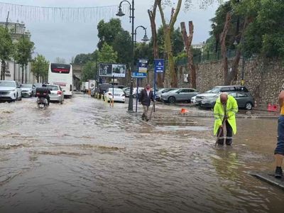 İstanbul'un bazı bölgelerinde etkili olan gök gürültülü sağanak hayatı olumsuz etkiledi