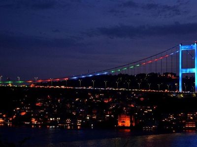 İstanbul'un Köprüleri Azerbaycan Bayrağı Rengiyle Işıldadı