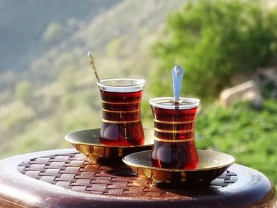 Bir daha çöpe dökmeyeceksiniz: Demlikte kalan çay öyle bir şeye iyi geliyor ki...