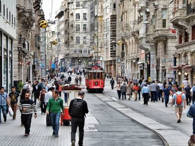 İstiklal Caddesi’nde tepki çeken görüntüler: Yollar köstebek yuvasına döndü