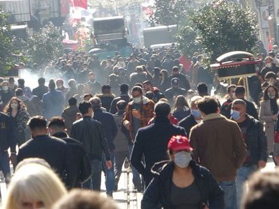 İstiklal Caddesi'ndeki Kalabalık Artıyor