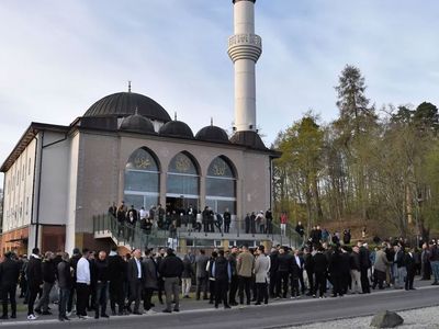 İsveç'te ve Japonya'da binlerce Müslüman bayram namazını hep birlikte eda etti!