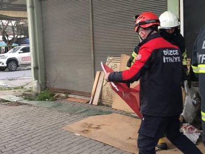 İtfaiyeciler Türk Bayrağını İçerde Bırakmadı!