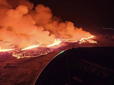 İzlanda’da yanardağ patladı: Binlerce kişi bölgeden tahliye edildi