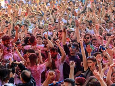 İzmir Belediyesi ücretsiz konser bileti nasıl alınır? İzmir 35 Bin ücretsiz konser, tiyatro, sinema bileti ücretsiz nasıl alınır? İzmir Belediyesi ücretsiz dağıtılan konserler biletleri hangi konserlerin?