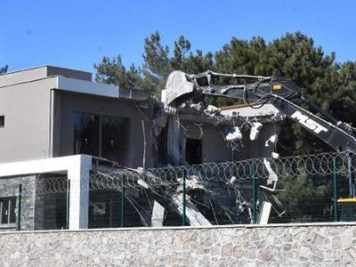 İzmir Bornova'da Kaçak Yapıların Yıkım Çalışmaları Başladı