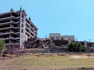 İzmir Buca'da inşaat çöktü! Kolonlar patladı 1'i ağır 3 yaralı