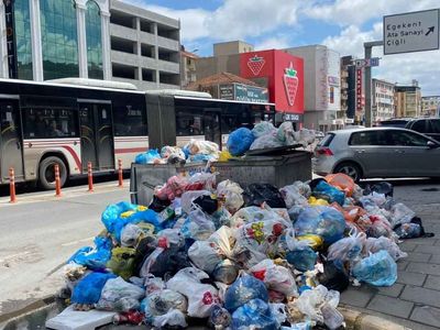 İzmir Çiğli'de belediye işçileri greve gitti: İlçede Çöp dağları oluştu!
