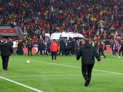 İzmir derbisi savaşa dönüştü: Taraftarlar kaleciye korner direğiyle saldırdı