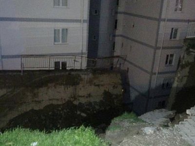 İzmir Narlıdere'de Korku Dolu Anlar: İstinat Duvarı Çöktü! 88 Daire Boşaltıldı