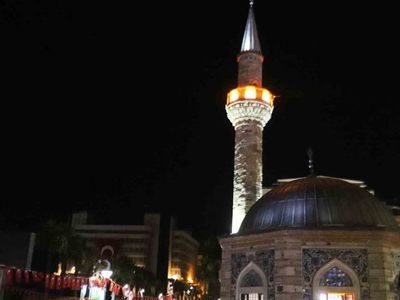 İzmir’de 15 Temmuz anması kapsamında camilerden sela okundu