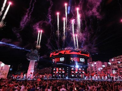 İzmir’de 9 Eylül coşkusu: Tarkan Gündoğdu Meydanı’nı salladı! 100. yıl büyük bir şölene şahit oldu