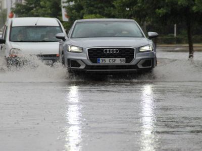 İzmir'de Altyapı Sorunu: Dükkan ve İşyerlerine Su Bastı