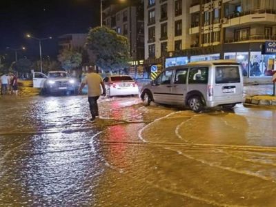 İzmir’de ana su borusu patladı: Caddeler göle döndü