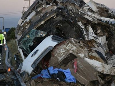 İzmir'de Bariyerlere Çarpan Tırdaki 2 Kişi Öldü