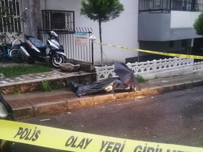 İzmir’de Bir Sokağın Ortasında Ceset Görüldü
