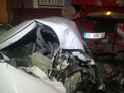 İzmir’de Bir Sürücü Bir Binanın Bahçesindeki Aracı Ezdi Geçti