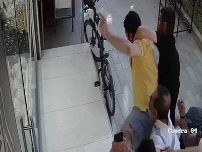 İzmir'de dehşet! Kliniğin önünde 5 kişi doktora saldırdı: O anlar kameralara yansıdı