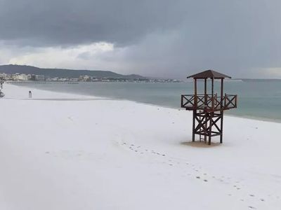 İzmir’de dolu yağışı etkili oldu: Sokaklar beyaza büründü