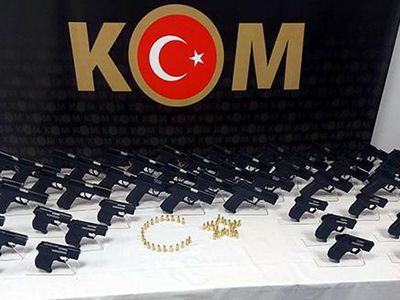 İzmir'de Durdurulan Araçtan Cephanelik Çıktı