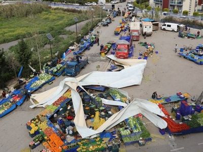İzmir'de Fırtına: Çatı Pazar Yerinin Üstüne Uçtu