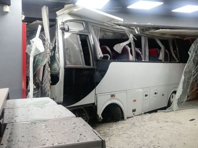 İzmir'de İşçileri Taşıyan Minibüs Mobilya Mağazasına Daldı!