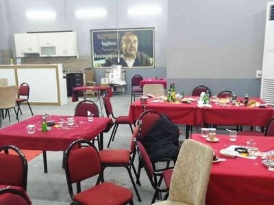 İzmir'de Kolpaçino Kumarhanesine Baskın: 61 Kişi Yakalandı!