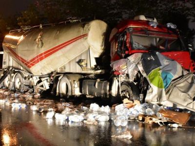 İzmir’de Kontrolden Çıkan Tır, Beton Mikserine Çarptı