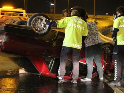 İzmir'de korkunç kaza! Otomobil Takla Attı