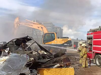 İzmir'de korkutan yangın! Beyaz eşya deposu kullanılamaz hale geldi