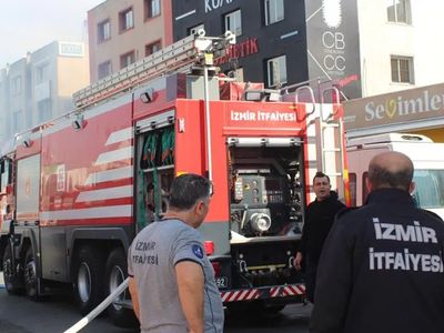 İzmir’de kozmetik mağazasında yangın: Patlamalar duyuldu