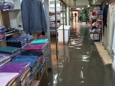 İzmir'de Kuvvetli Yağış! İş Yerleri Sular Altında Kaldı