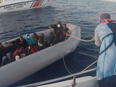 İzmir’de Lastik Botta 21 Göçmen Kurtarıldı