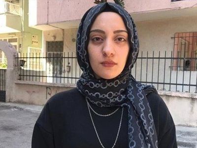İzmir'de Minibüsle Çarpıp Zorla Başörtüsünü Çıkaran Şüpheliler Gözaltına Alındı