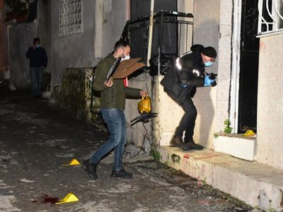 İzmir'de, Misafirliğe Gittiği Evde Husumetlisi Tarafından Silahla Vuruldu