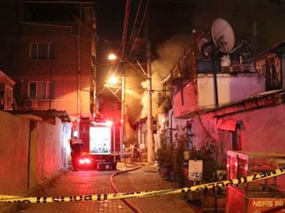İzmir'de Müstakil Evde Yangın Meydana Geldi: 1 Yaralı