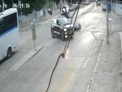 İzmir'de otomobilin motosiklete çarpıp olay yerinden kaçtığı kaza güvenlik kamerasında