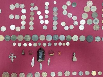 İzmir’de Polis Ekipleri 263 Adet Tarihi Eser Ele Geçirdi