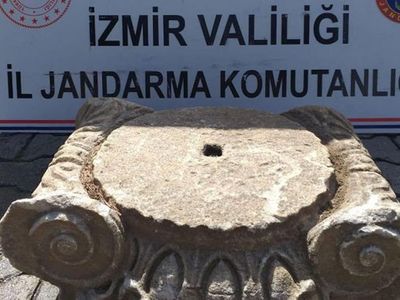 İzmir'de Roma Dönemine Ait Sütun Başlığı Yakalandı