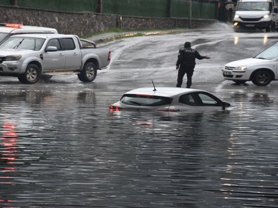 İzmir'de sağanak faciası! Sokakları su bastı, tahliye çalışması başlatıldı