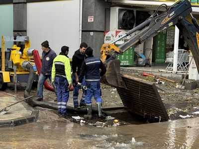 İzmir'de sağanak sonrası dereler taştı! Ev ve işyerleri su altında kaldı
