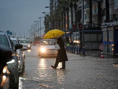 İzmir'de sağanak yağış hayatı olumsuz etkiledi