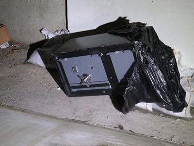 İzmir'de Sokak Ortasında Çelik Kasa Bulundu