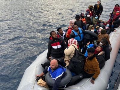 İzmir’de Türk Kara Sularına İtilen 64 Göçmen Kurtarıldı